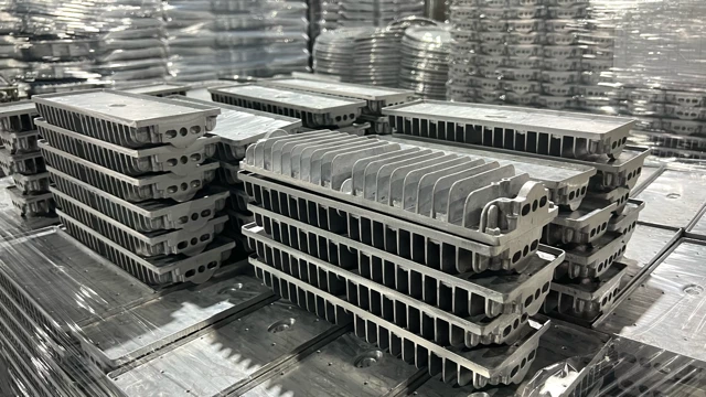Queneng LED luminaire engineered for CIE M1–M5 road lighting applications