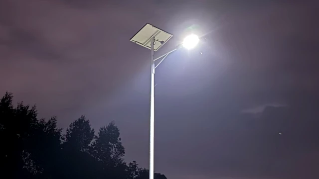 Independent LED luminaire installation in split solar street light systems