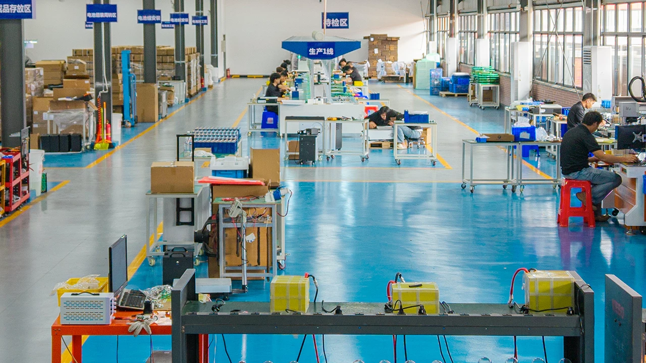 Integrated manufacturing for sustainable solar street light production