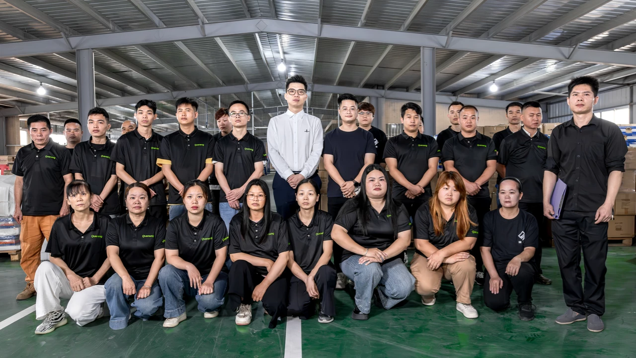 Professional team at Queneng solar street light factory