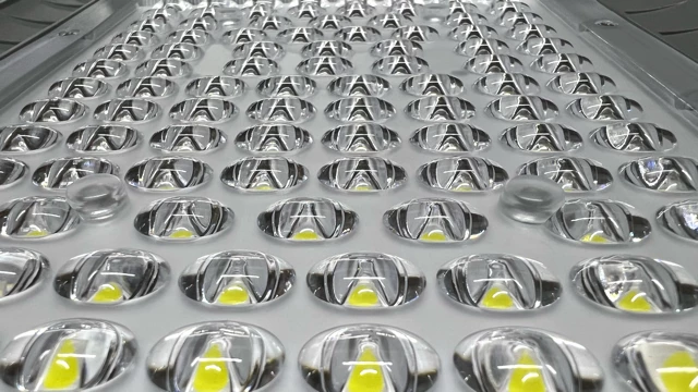Queneng LED street light with professional optical lens for road lighting design